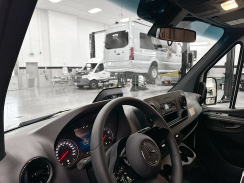 Used 2025 Mercedes-Benz Sprinter 2500 image 9