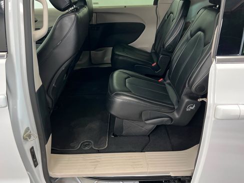 Used 2024 Chrysler Pacifica Touring-L FWD image 21