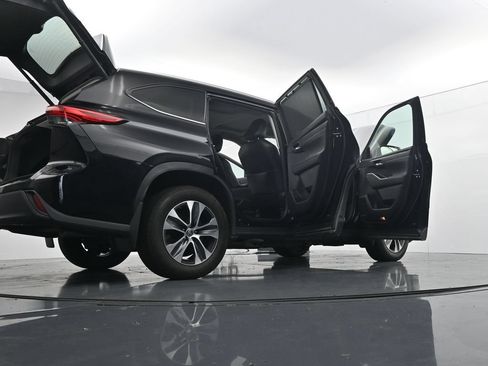 Used 2022 Toyota Highlander XLE AWD/4WD image 46
