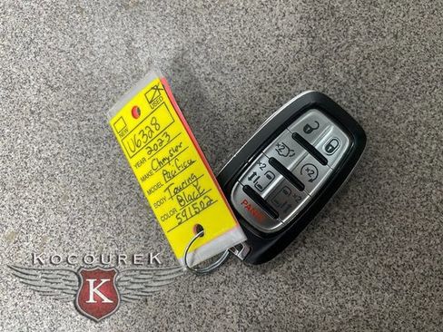 Used 2023 Chrysler Pacifica Touring-L image 25