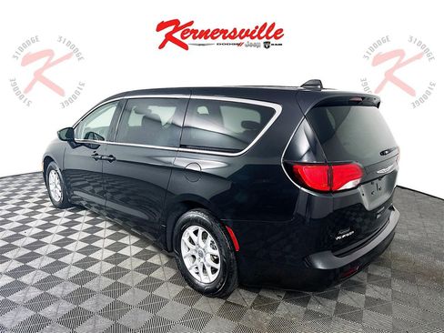 Used 2023 Chrysler Voyager LX image 5