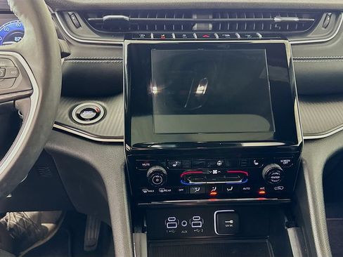 Certified 2025 Jeep Grand Cherokee Altitude AWD/4WD image 17