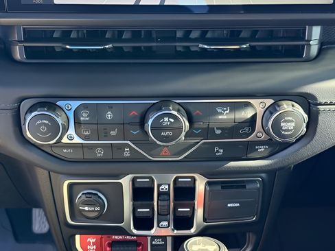 Used 2025 Jeep Wrangler Unlimited Rubicon AWD/4WD image 24