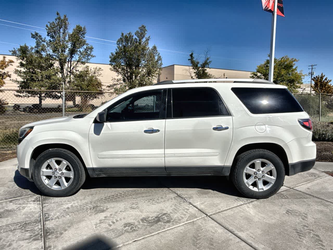Used 2015 GMC Acadia SLE AWD/4WD image 2