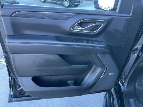 Used 2022 GMC Yukon XL SLT w/ SLT Premium Package image 16