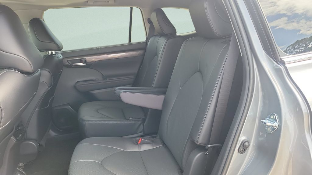 Used 2026 Toyota Highlander Limited AWD/4WD image 10