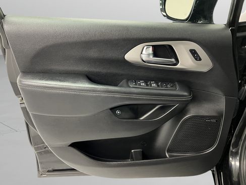 Used 2023 Chrysler Pacifica Limited w/ Uconnect Theater Family Group FWD image 15