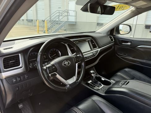 Used 2017 Toyota Highlander SE w/ Carpet Mat Package AWD/4WD image 26