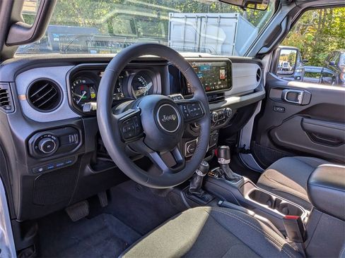 Used 2024 Jeep Wrangler Unlimited image 12