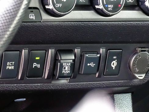 Used 2020 Toyota Tacoma TRD Sport w/ Technology Package AWD/4WD image 28
