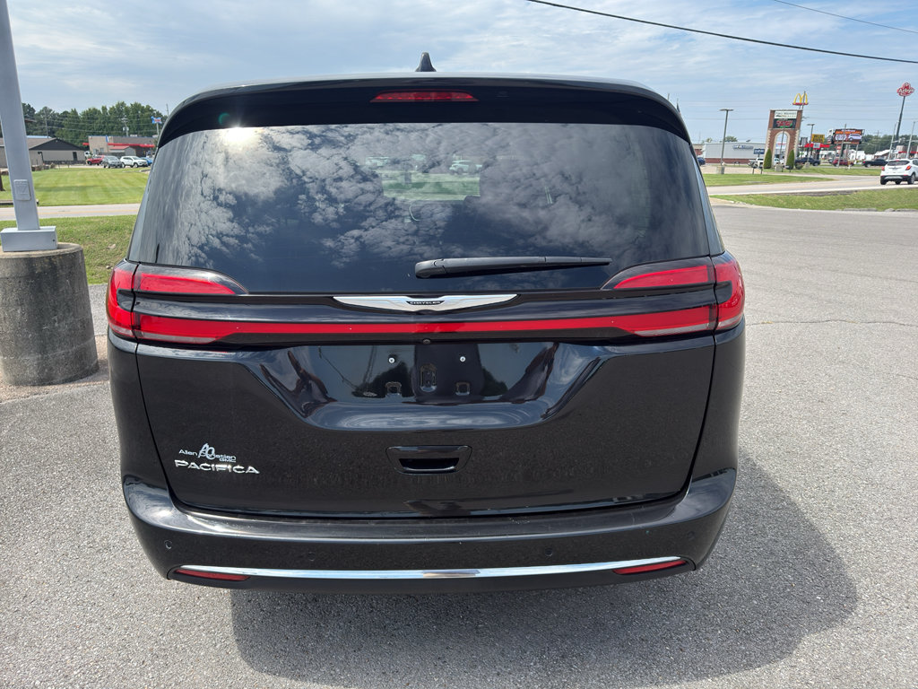 Used 2023 Chrysler Pacifica Touring-L FWD image 5