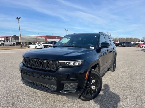 Used 2024 Jeep Grand Cherokee L Altitude image 2