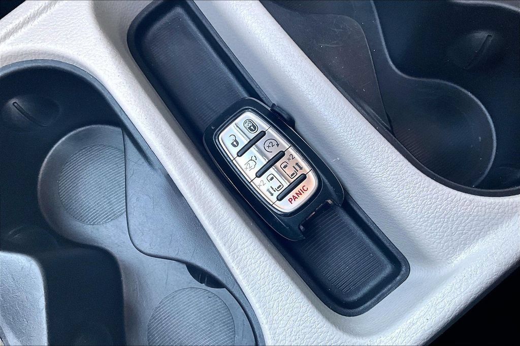 Used 2022 Chrysler Voyager LX FWD image 9