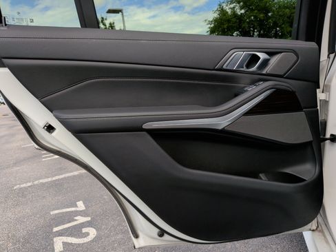 Used 2021 BMW X7 M50i w/ Dynamic Handling Package image 40