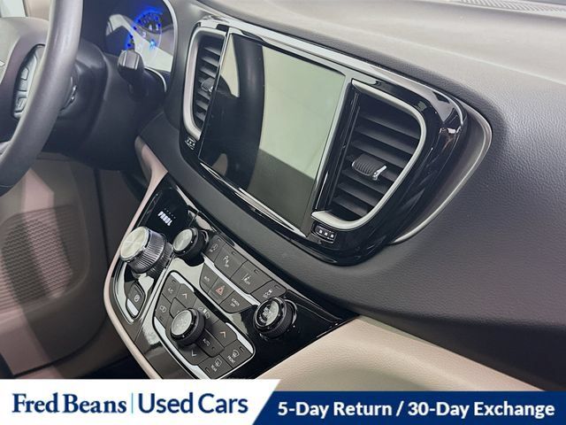Used 2023 Chrysler Pacifica Touring-L FWD image 40