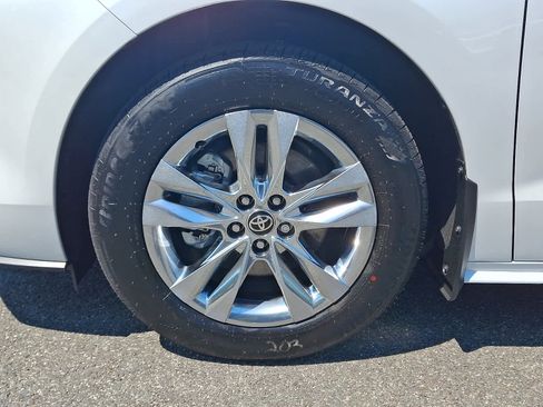 Used 2025 Toyota Sienna XLE w/ XLE Plus Package AWD/4WD image 9
