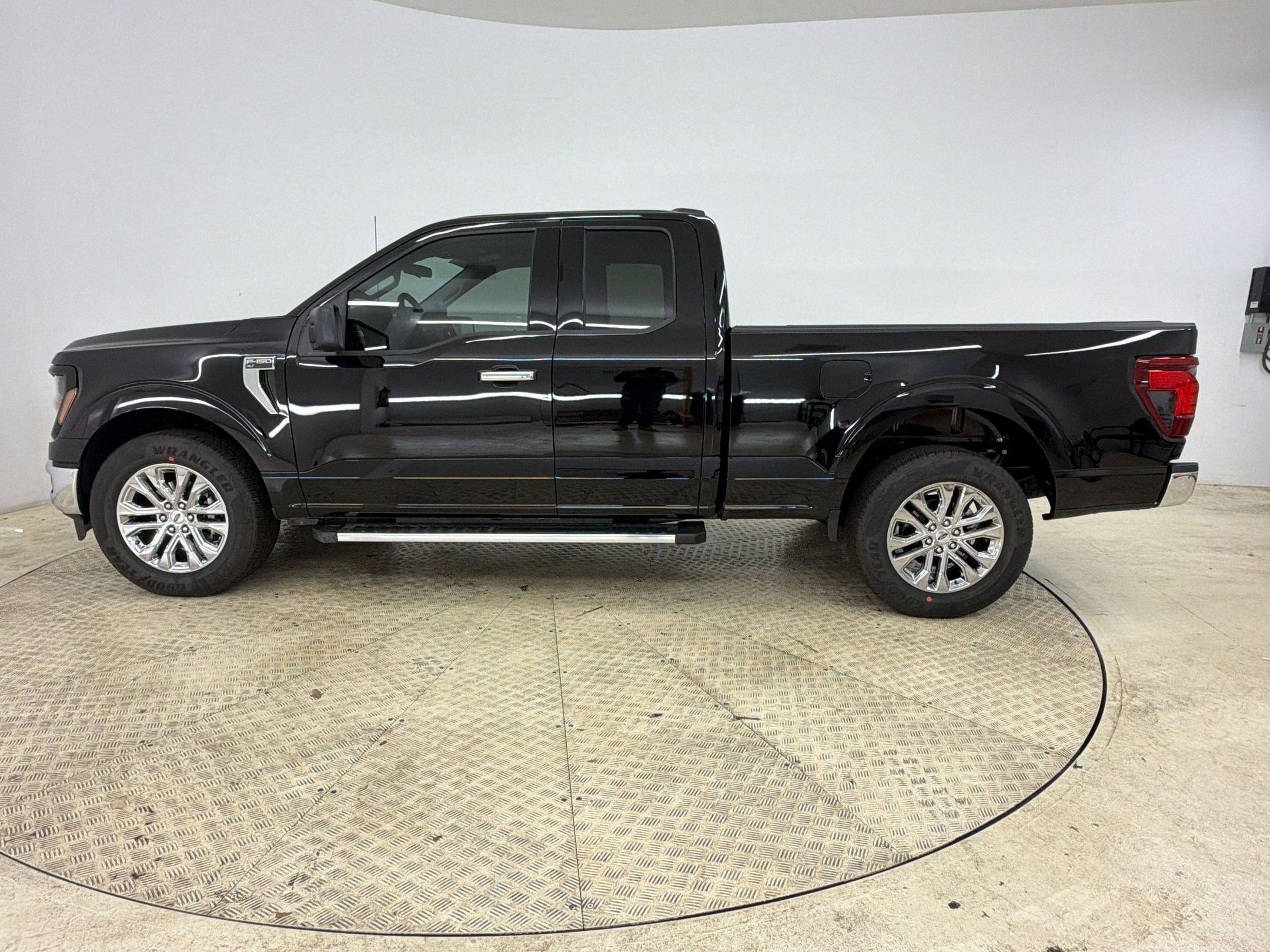 New 2026 Ford F150 XLT w/ XLT Chrome Appearance Package RWD image 2