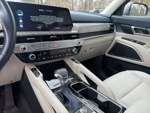 Used 2024 Kia Telluride EX w/ EX Captain's Chair Package image 19