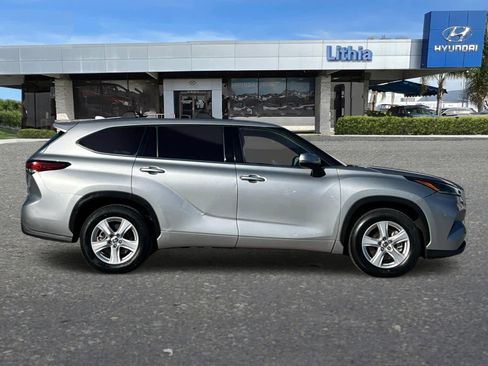 Used 2021 Toyota Highlander LE image 8
