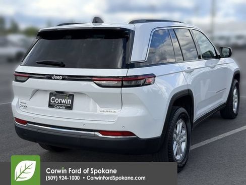Used 2024 Jeep Grand Cherokee Laredo w/ Trailer Tow Package AWD/4WD image 15