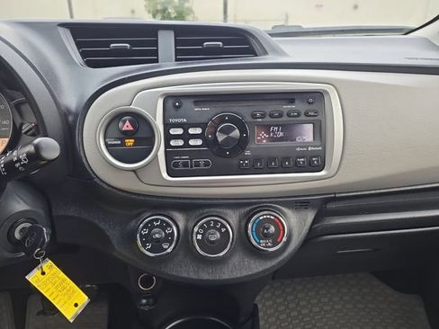 Used 2013 Toyota Yaris L image 23