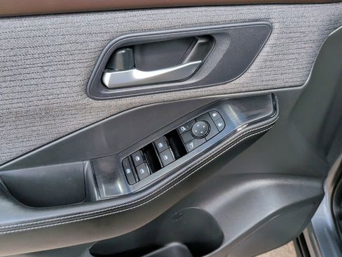 Used 2023 Nissan Rogue SV image 11