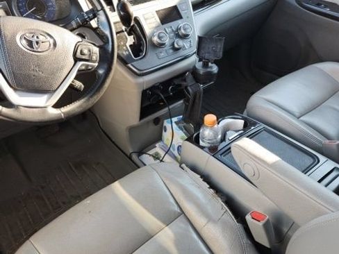 Used 2019 Toyota Sienna XLE FWD image 14
