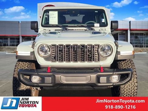 Used 2024 Jeep Wrangler Unlimited Rubicon image 2