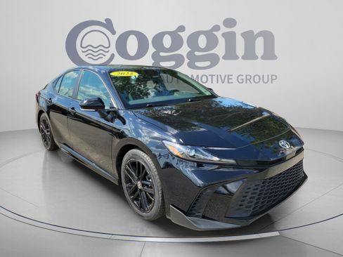 Used 2025 Toyota Camry SE FWD image 4