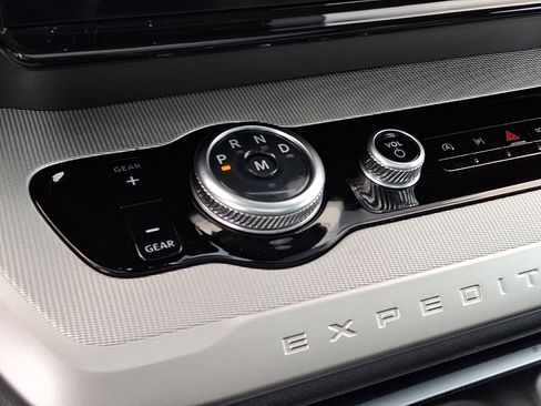 Used 2025 Ford Expedition Active image 18