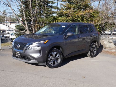 Used 2022 Nissan Rogue SV image 2