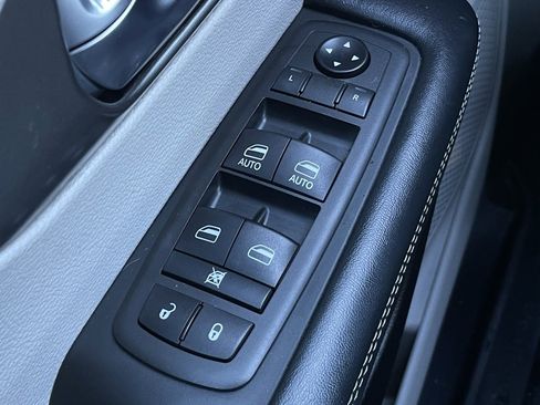 Used 2021 Chrysler Pacifica Touring-L image 12