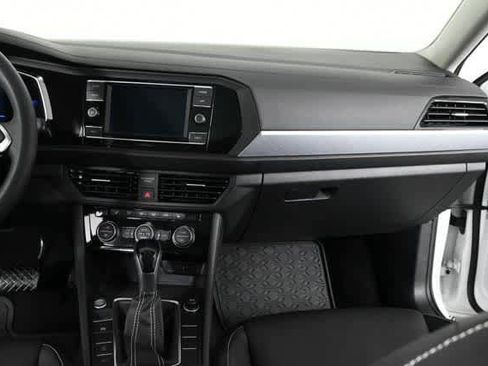 Certified 2022 Volkswagen Jetta SE image 16