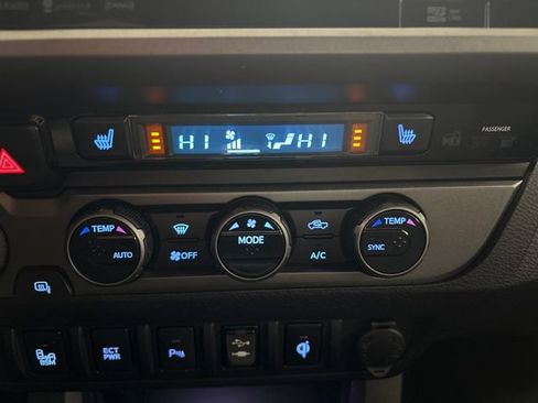 Used 2017 Toyota Tacoma TRD Sport image 41