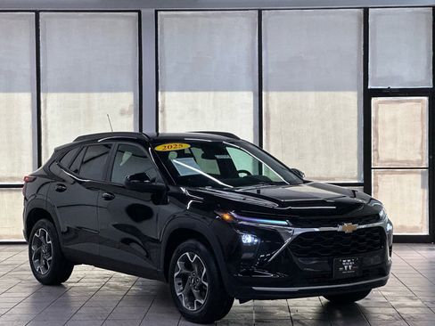 Certified 2025 Chevrolet Trax LT w/ LT Convenience Package image 1