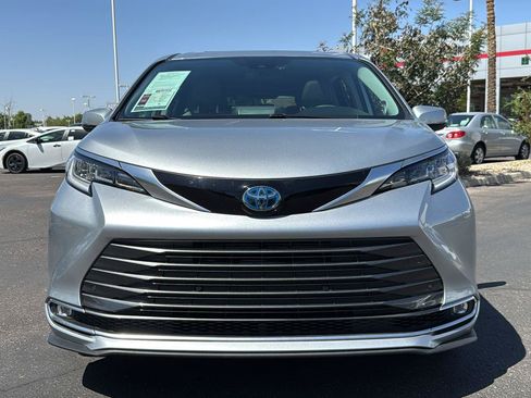 Used 2022 Toyota Sienna Limited FWD image 2