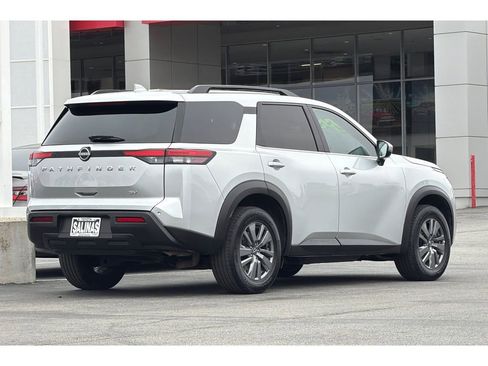 Used 2024 Nissan Pathfinder SV FWD image 4