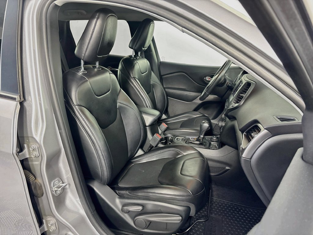 Used 2019 Jeep Cherokee Latitude Plus w/ Cold Weather Group AWD/4WD image 26