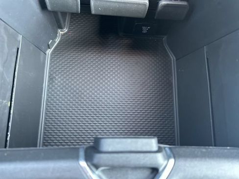 Used 2025 RAM 2500 Laramie AWD/4WD image 32