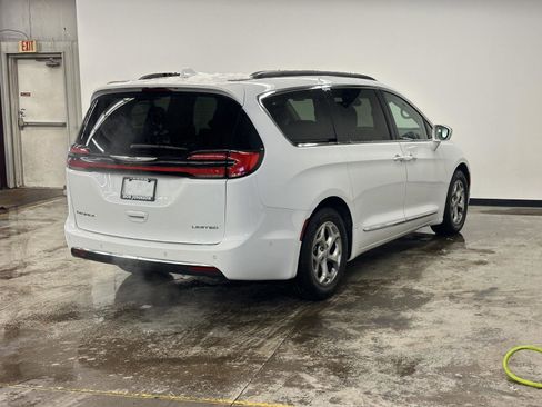 Used 2022 Chrysler Pacifica Limited image 11