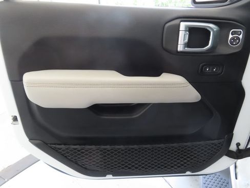 Used 2023 Jeep Wrangler Unlimited Sahara AWD/4WD image 9