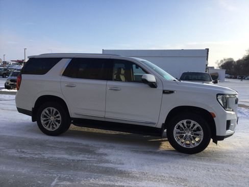 Used 2024 GMC Yukon SLT w/ SLT Luxury Package image 4