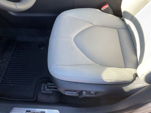 Used 2026 Toyota Grand Highlander Limited image 11