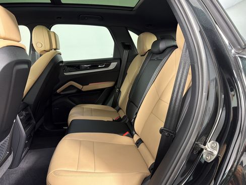 Certified 2025 Porsche Cayenne AWD/4WD image 20