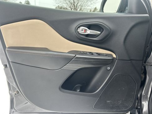 Used 2017 Jeep Cherokee Limited image 12