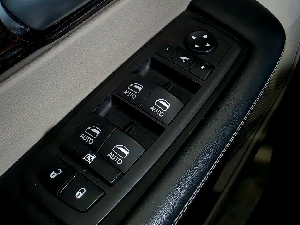 Used 2023 Chrysler Pacifica Limited FWD image 24