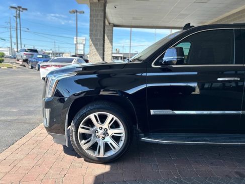 Used 2017 Cadillac Escalade Luxury AWD/4WD image 5