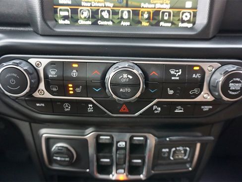 Used 2022 Jeep Wrangler Unlimited Sahara w/ Cold Weather Group image 14