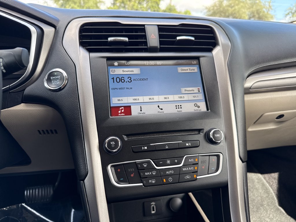 Used 2017 Ford Fusion SE w/ Fusion SE Technology Package FWD image 18