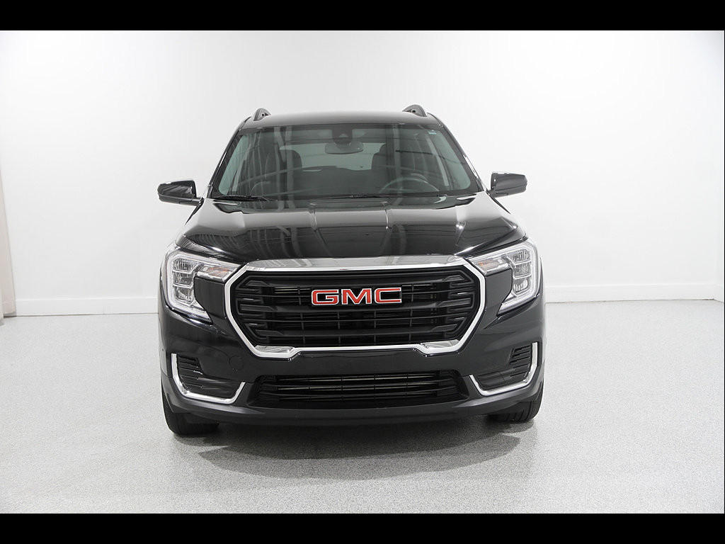 Used 2023 GMC Terrain SLE w/ Driver Convenience Package FWD image 2